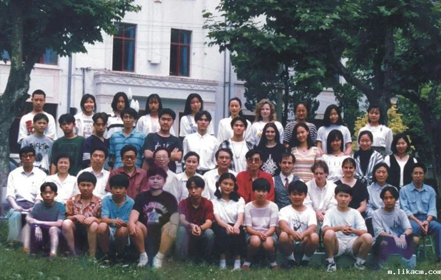 说明: taptap下载安装官方正版国际部第一届毕业生合照 说明: taptap下载安装官方正版国际部第一届毕业生合照